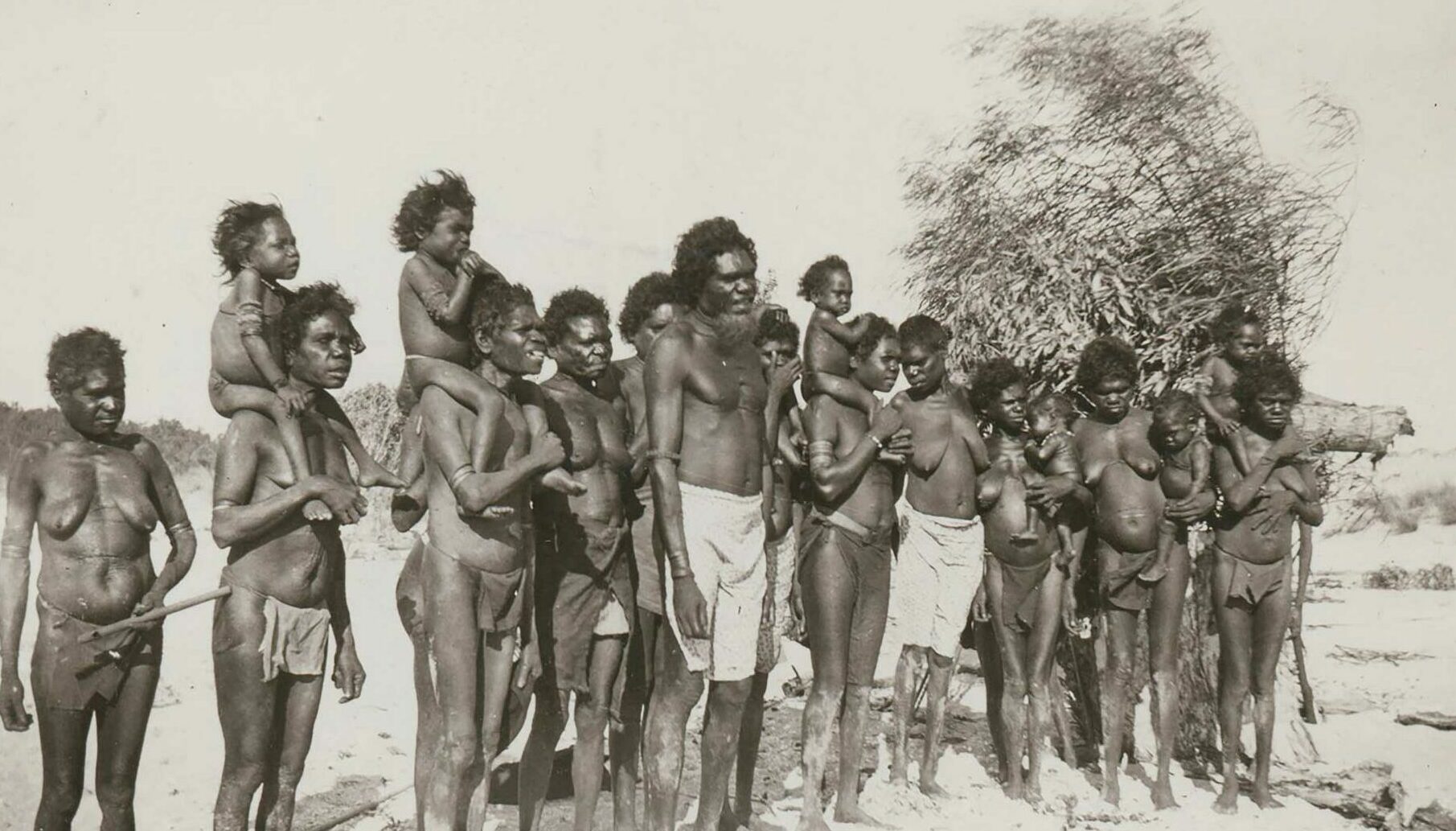 Woŋgu Munuŋgurr (center, front) and his family at Caledon Bay, 1934. Church Missionary Society.